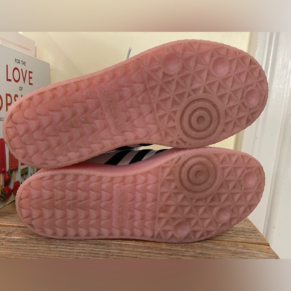 Adidas Original Sambae Hello Kitty - Women’s - Size: 6 - White and Pink Sneakers - Picture 10 of 10